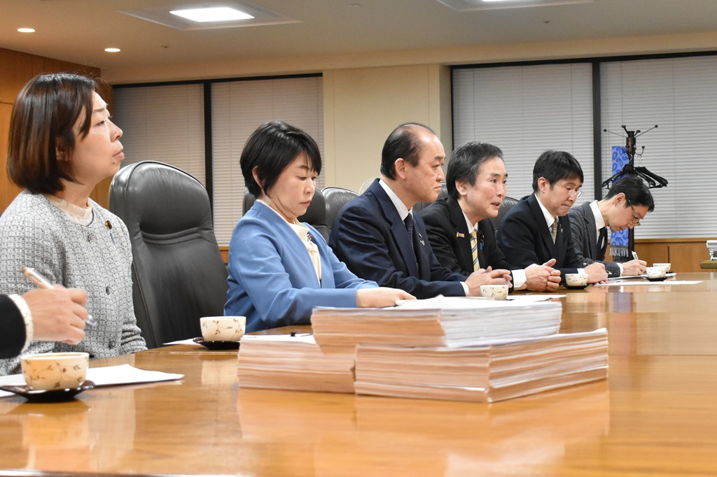 厚生労働大臣に「物価上昇を上回る持続的な賃金の引き上げに向けた政府の環境整備を求める要請書」を提出　～ＵＡゼンセン～