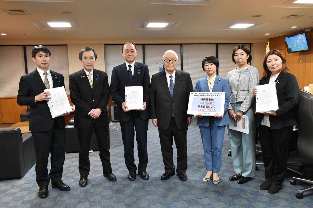 厚生労働大臣に「物価上昇を上回る持続的な賃金の引き上げに向けた政府の環境整備を求める要請書」を提出　～ＵＡゼンセン～
