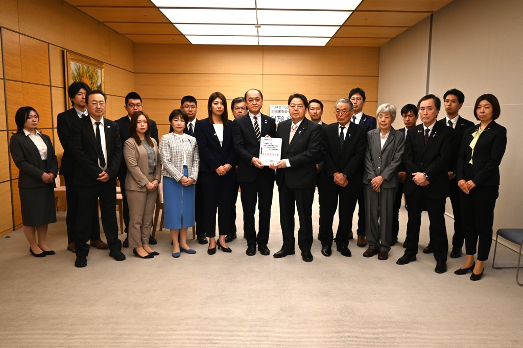 拉致被害者救出を求めて拉致問題担当大臣に過去最多の９４万筆の署名を手交