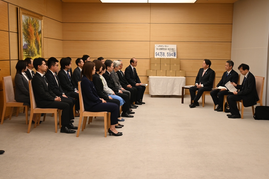 拉致被害者救出を求めて拉致問題担当大臣に過去最多の９４万筆の署名を手交