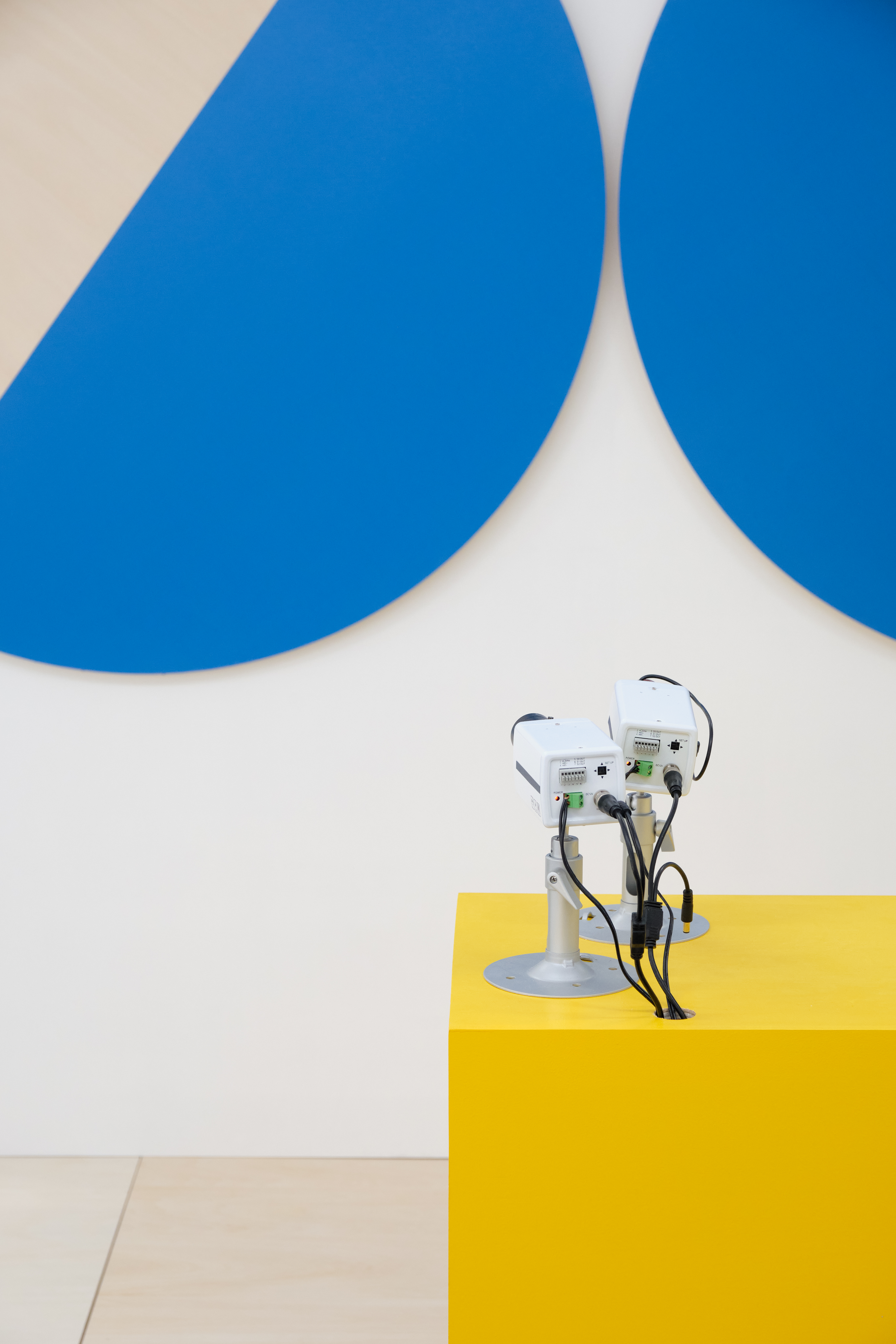 Figure 2 for 部屋の片隅で円盤は回る