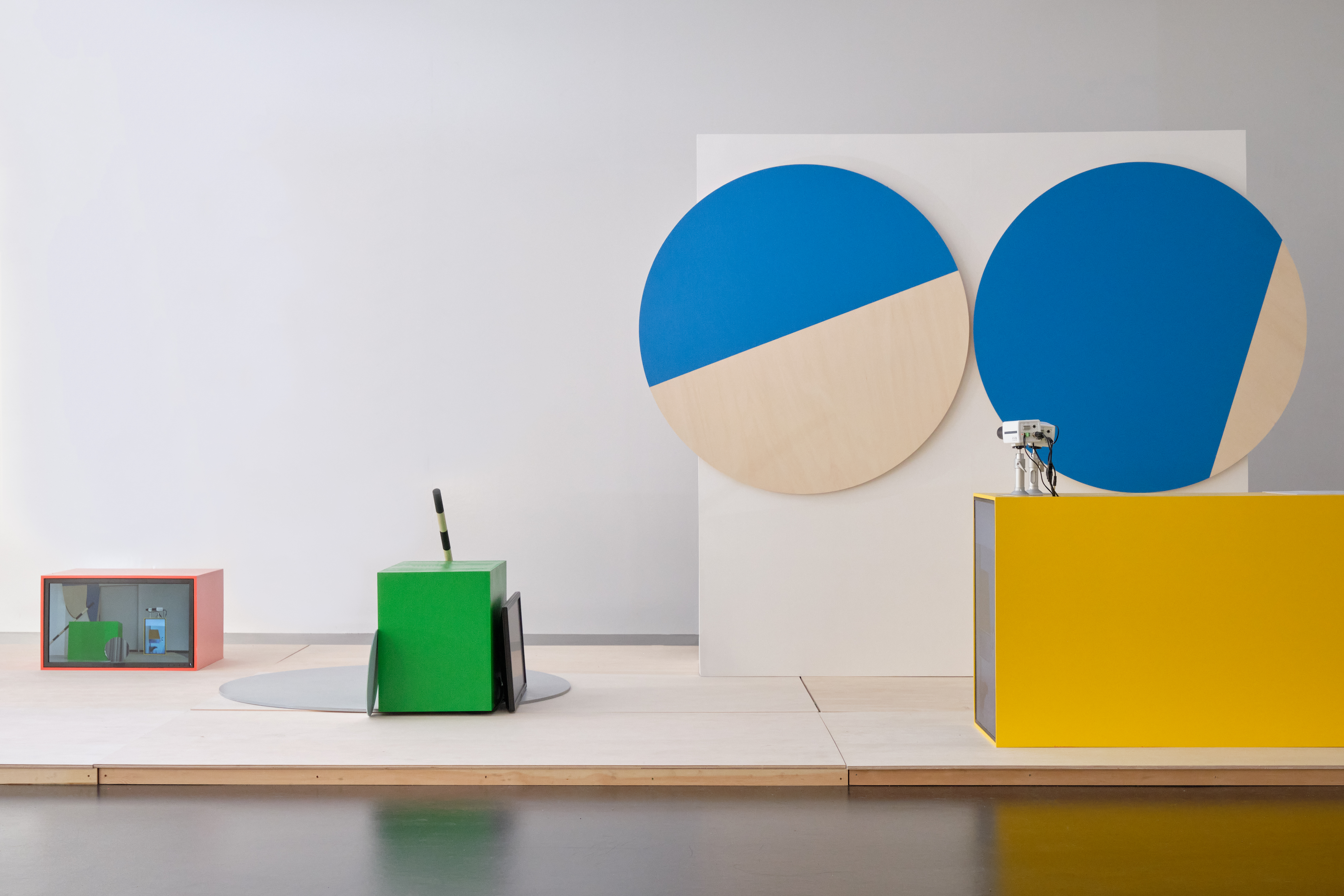 Figure 5 for 部屋の片隅で円盤は回る