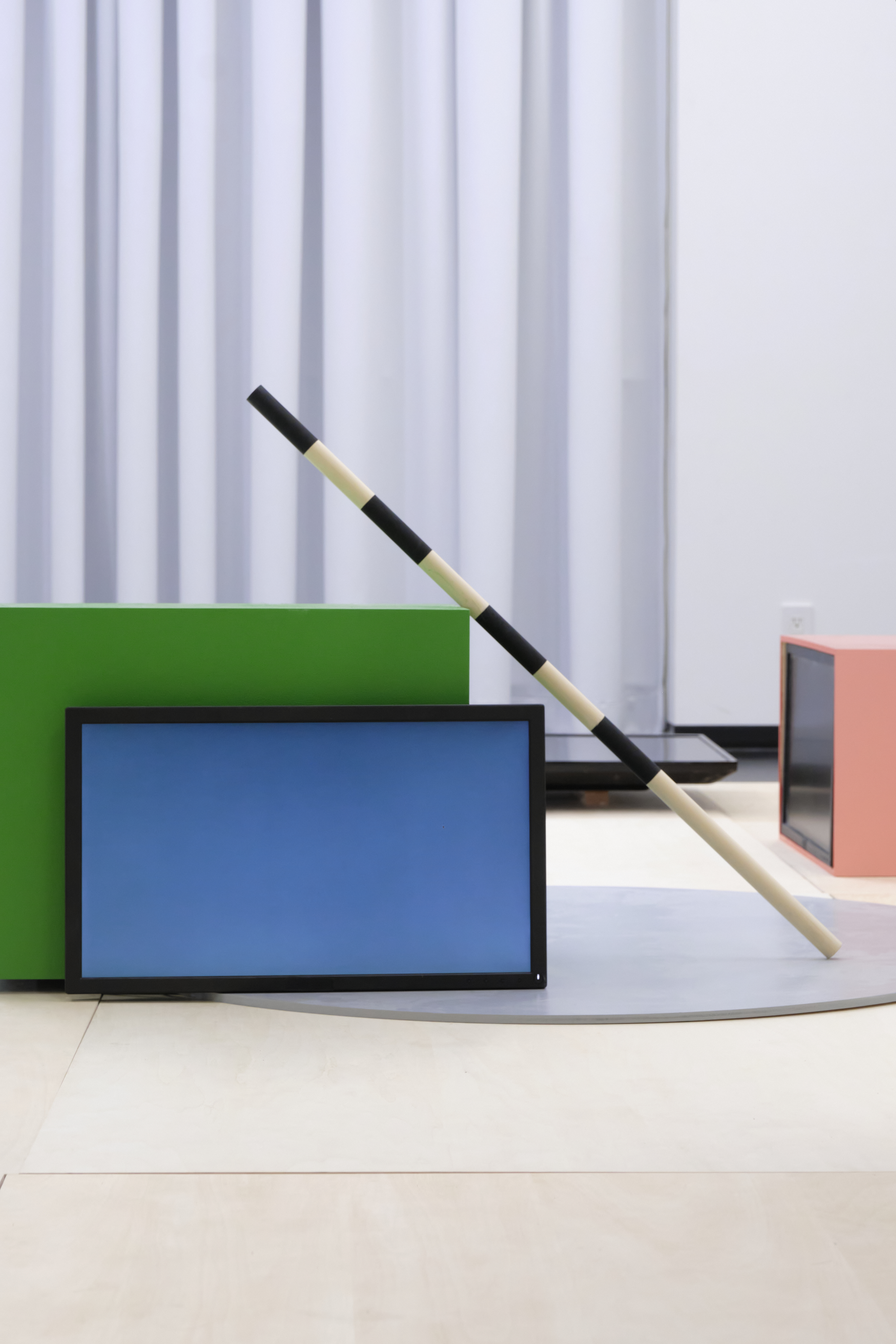 Figure 3 for 部屋の片隅で円盤は回る