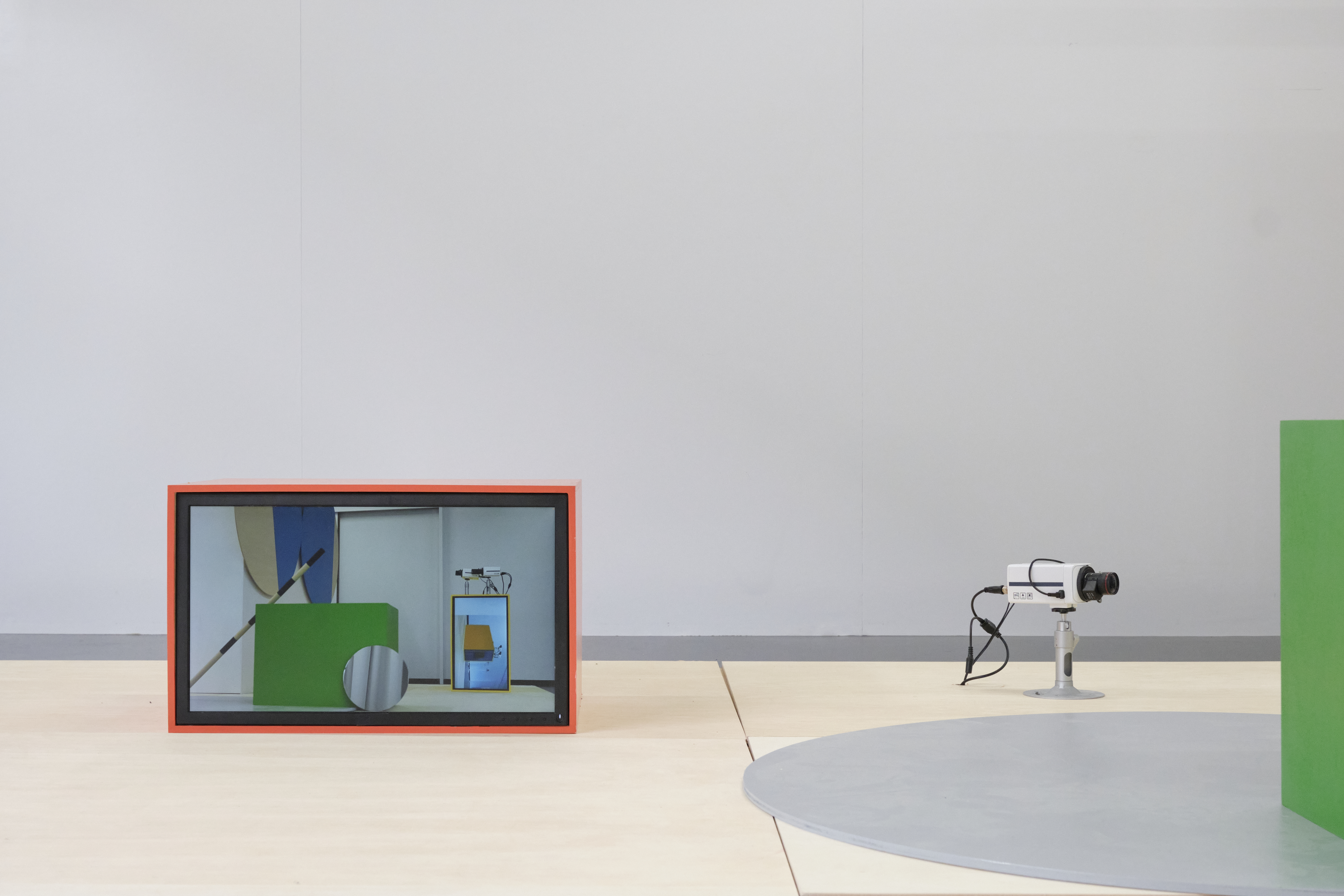 Figure 1 for 部屋の片隅で円盤は回る