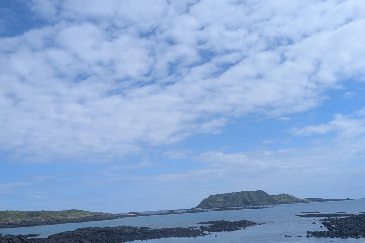 SUPを背負って赤島へ。島を一周して、大板部島の砂浜に上陸しました