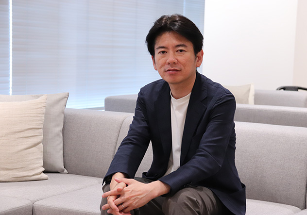 源田 泰之 氏
