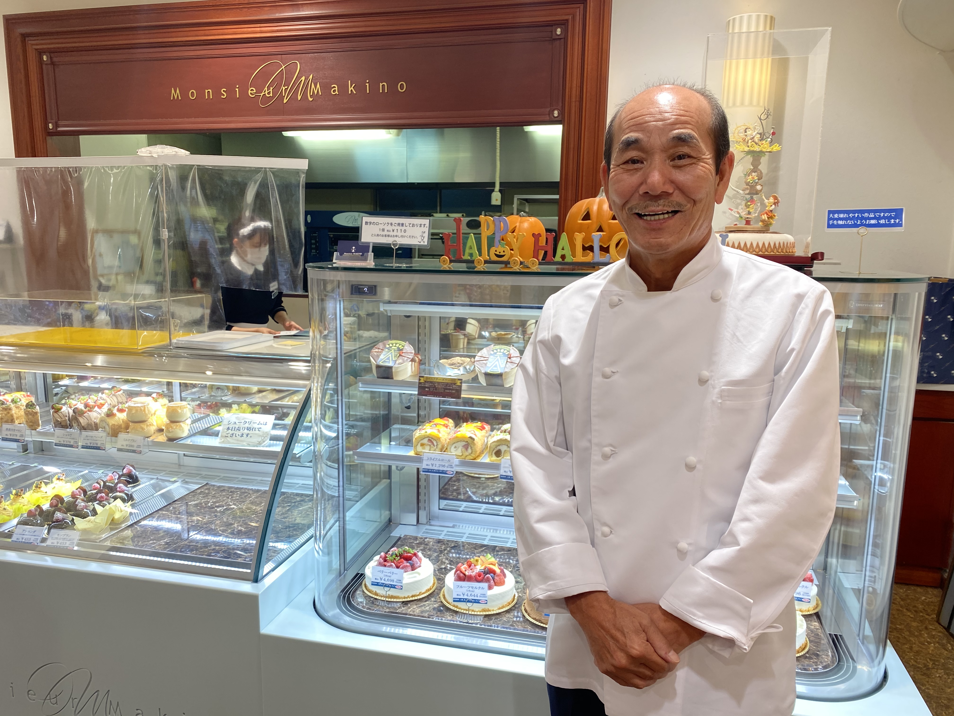 牧野氏は、1968年洋菓子業界へ。72年ドイツに修行で渡る。83年第1回全国洋菓子技術コンテストでアメリカ農務長官賞受賞後、ワールドケーキフェア内閣総理大臣賞（1位）、世界洋菓子コンクール日本代表で13カ国中1位、第5回全国洋菓子展示大品評会内閣総理大臣賞など、多数の受賞歴がある＝10月14日、大阪府