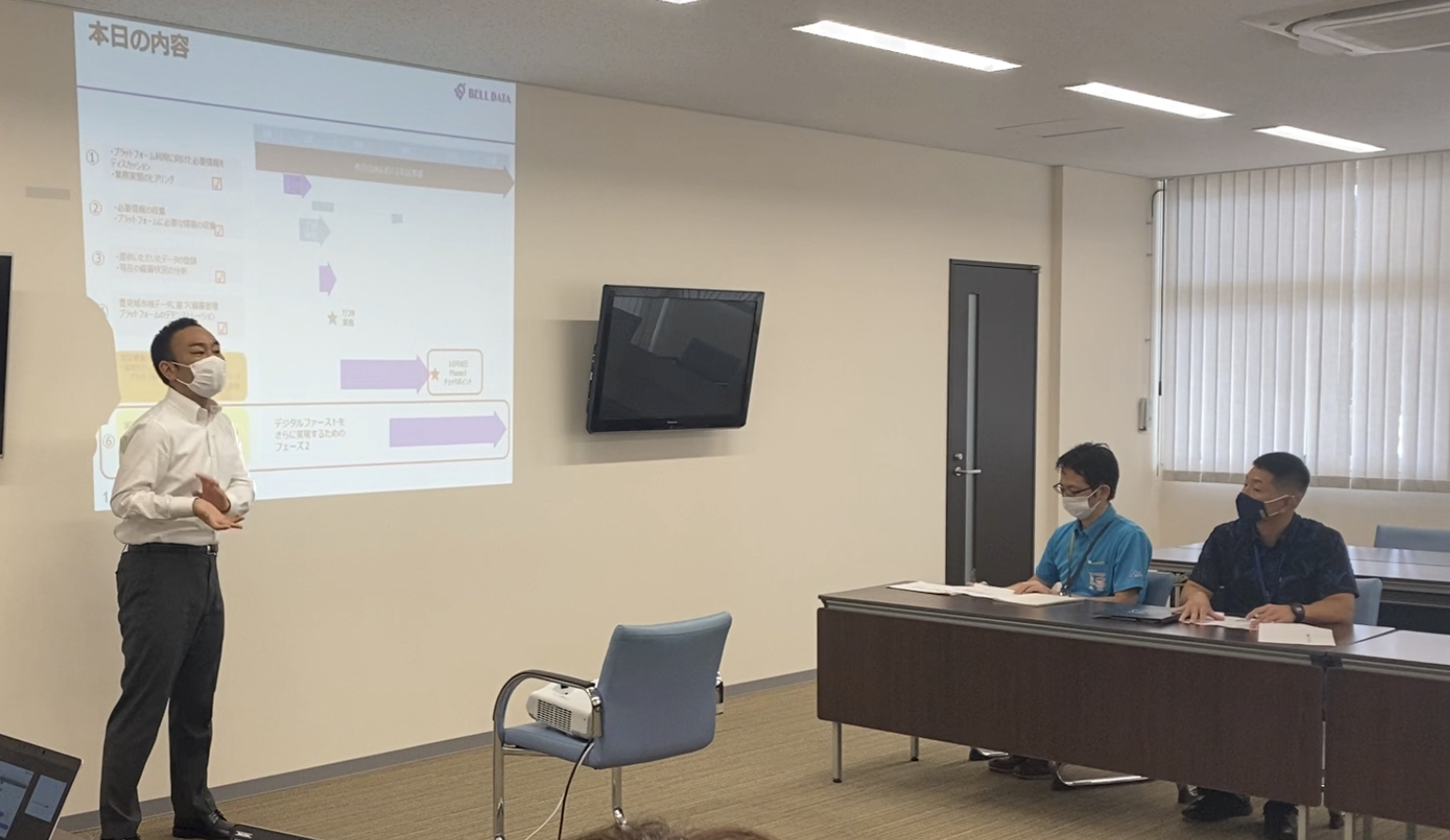 豊見城市の山川市長や職員にプラットフォームの進捗と課題について説明する中西社長（左）＝2020年10月8日、豊見城市役所