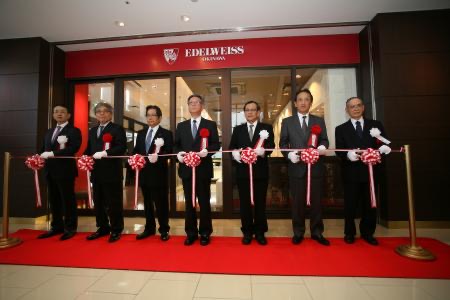 エーデルワイス沖縄の開業セレモニー＝2015年2月25日、那覇市久茂地（エーデルワイス提供）