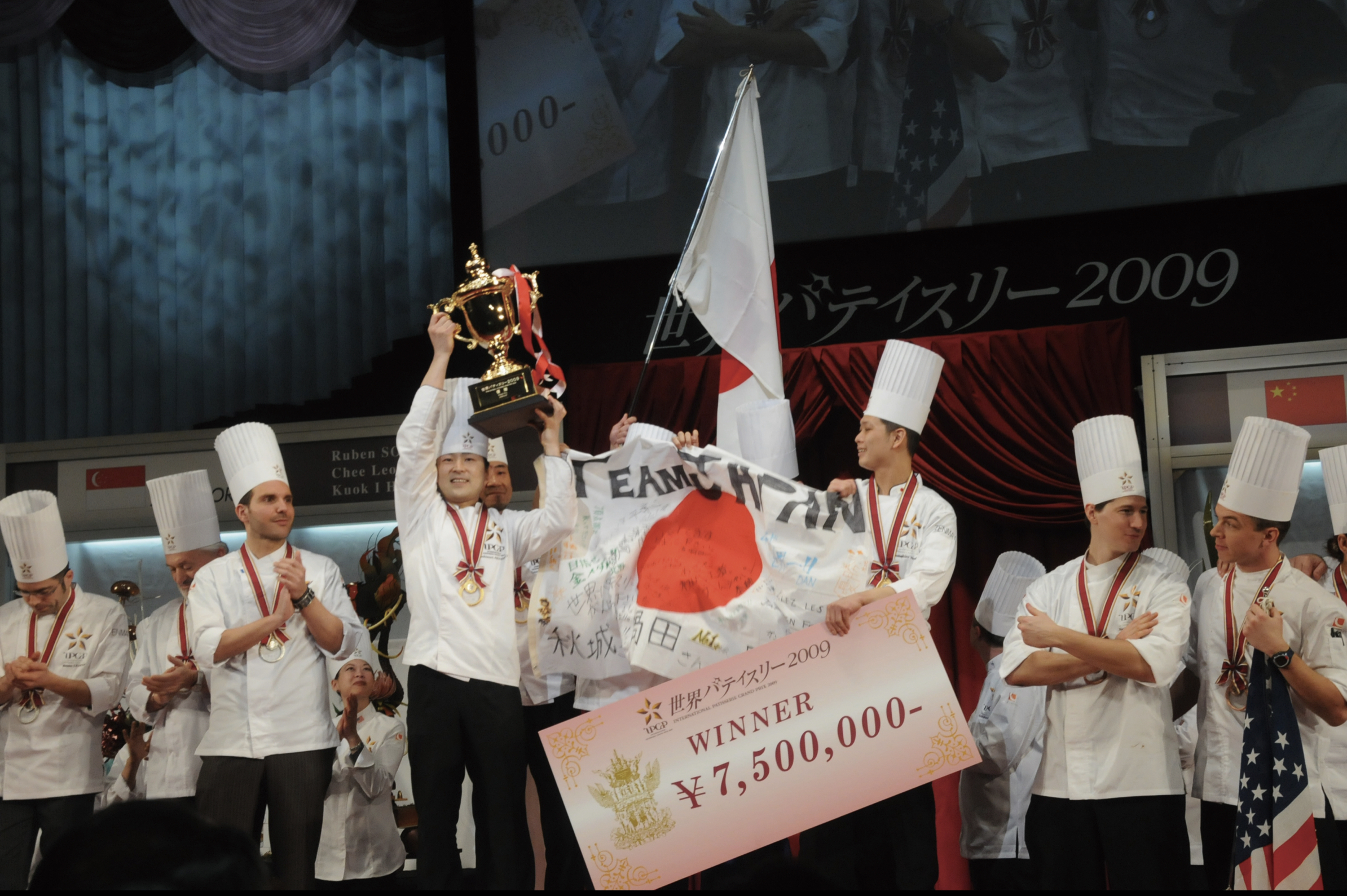 「世界パティスリー2009」で優勝した日本チーム。右から3人目がエーデルワイス社員（同社提供）