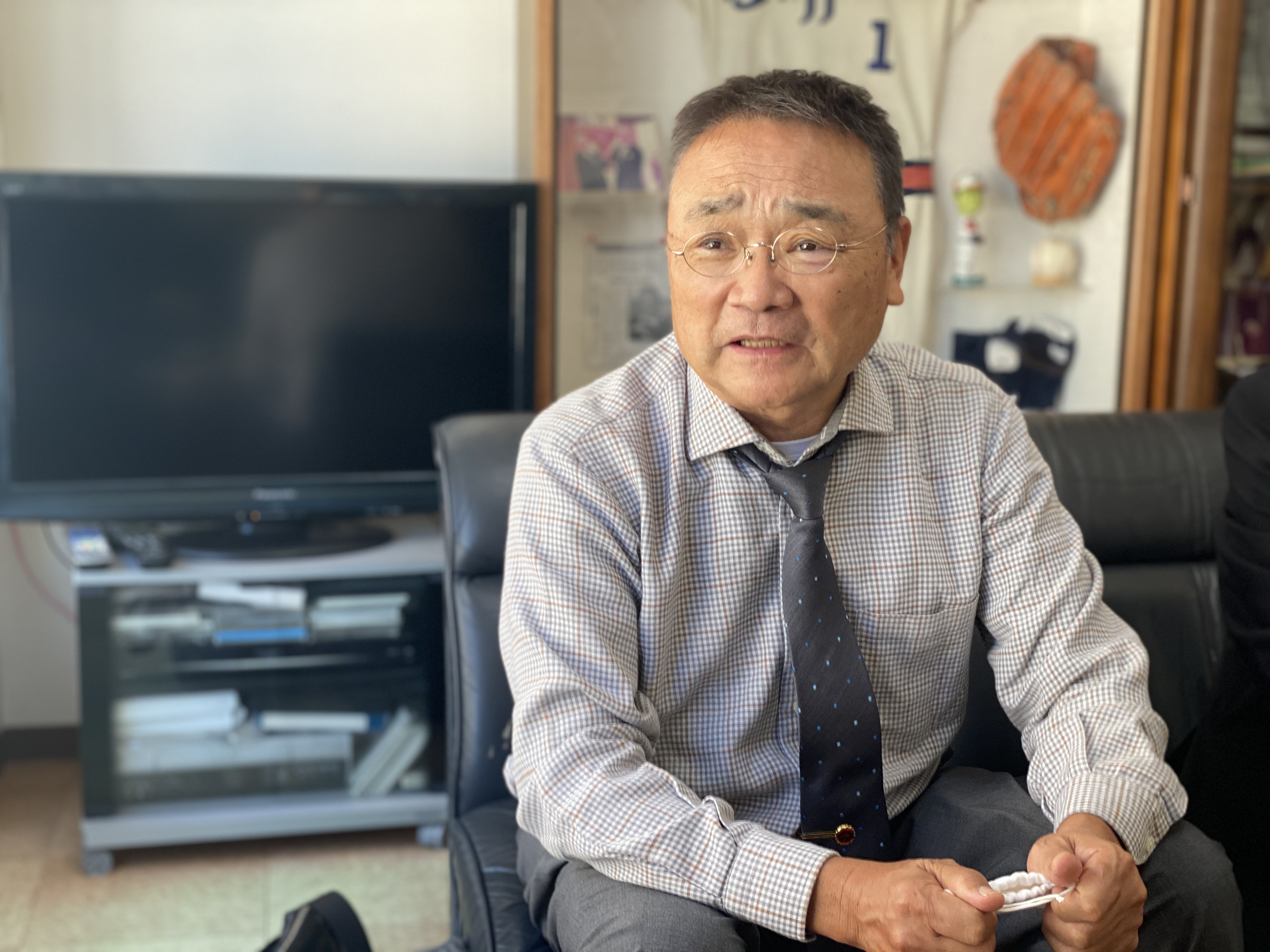 人づくりについて語る津曲孝さん。「できない子を育てるにはコツがある。いろんなやり方で隈なく人を生かせば勝てる。でもそのためには、その人の自己のやる気が強くないとだめ。なんぼ頭が良くても、無我夢中じゃないといけない。そして、やる気があっても、状況がわからないといかん」＝10月14日、西宮市甲陽園・ケーキハウスツマガリ