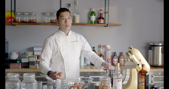 「&nbsp;動画を見て練習するお客様の方が美味しいお菓子を作ったら、業界の人はこの先どうすんねんって、自分も含めて危機感を突きつけたかった」と語る石川氏＝2021年2月、大阪市内のアトリエ