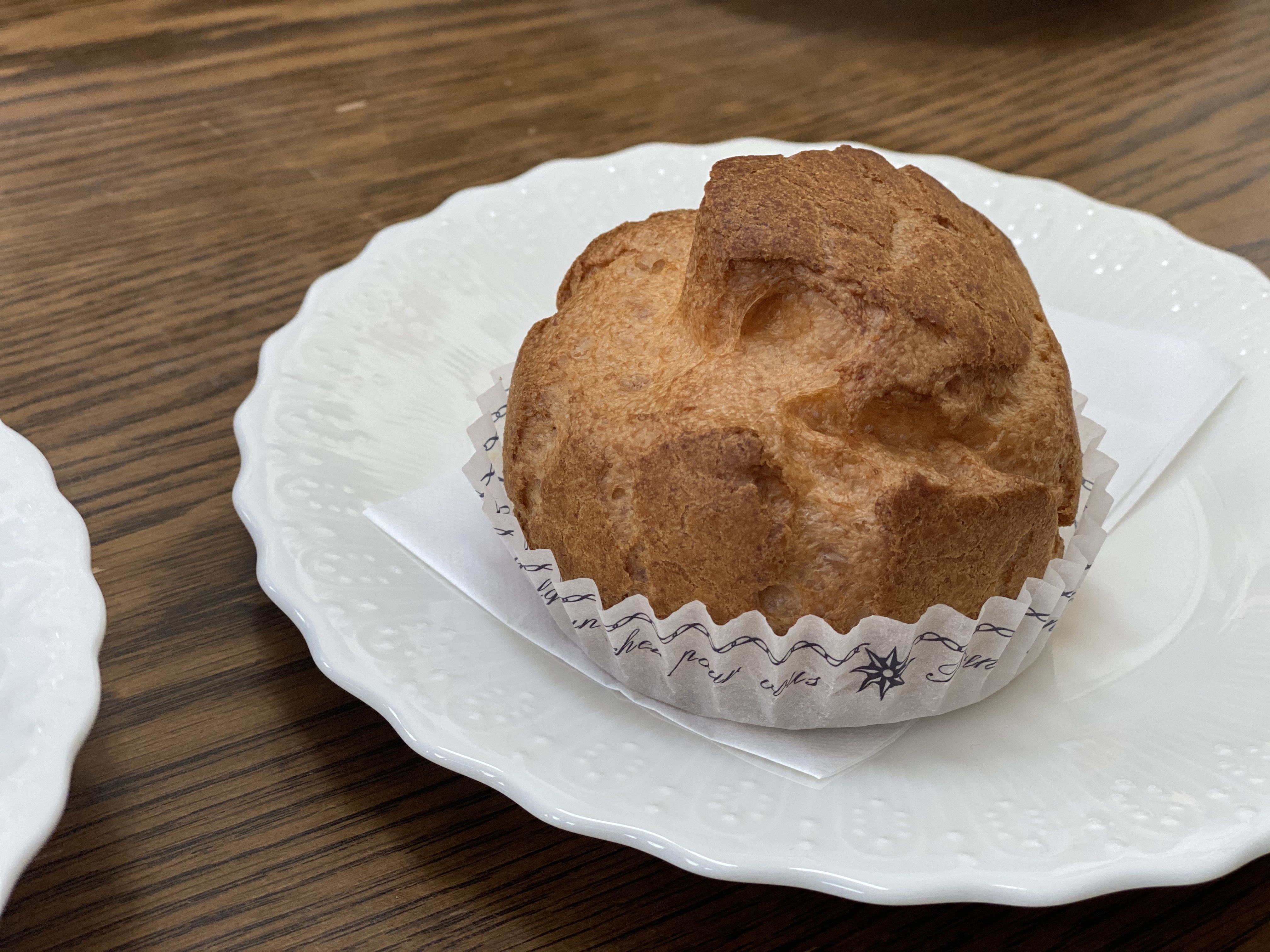 サクッと香ばしいシュー皮にたっぷりのクリームを詰めたケーキハウスツマガリの「シュー・ア・ラ・クレーム」