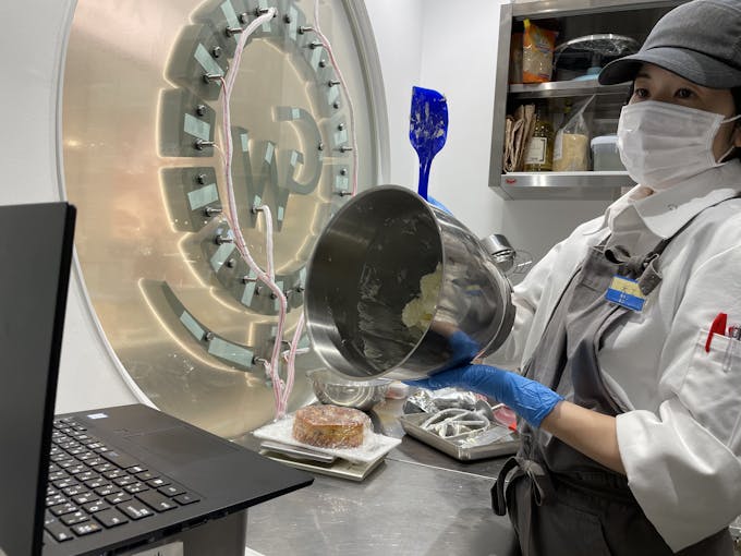 大阪の石川シェフと沖縄の厨房をZoomで繋いで新商品の試作をするパティシエの大工真理枝さん＝6月9日、那覇市久茂地・GOLDWELL&nbsp;