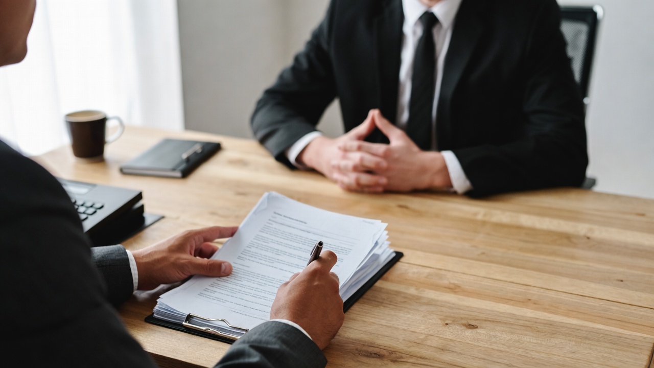 インタビューを受ける男性のイメージ画像