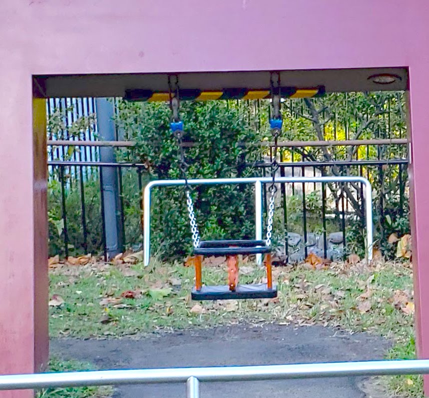 檜町公園の遊具、赤ちゃん用ブランコ