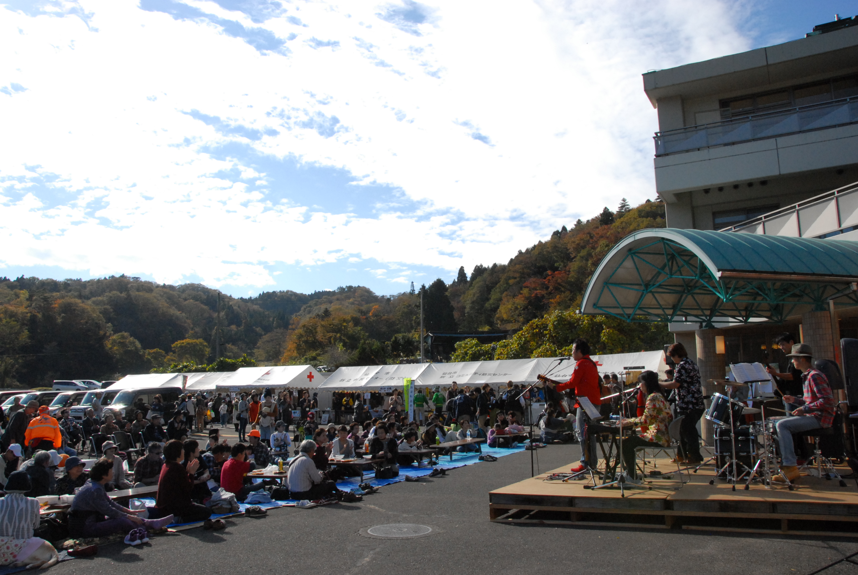 前回の作祭りの様子。ステージ上でのバンド演奏を多くの来場者が観覧している。