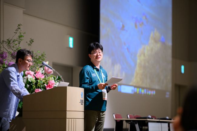 Picture of  TJ Park answering questions from the audience after the presentation 