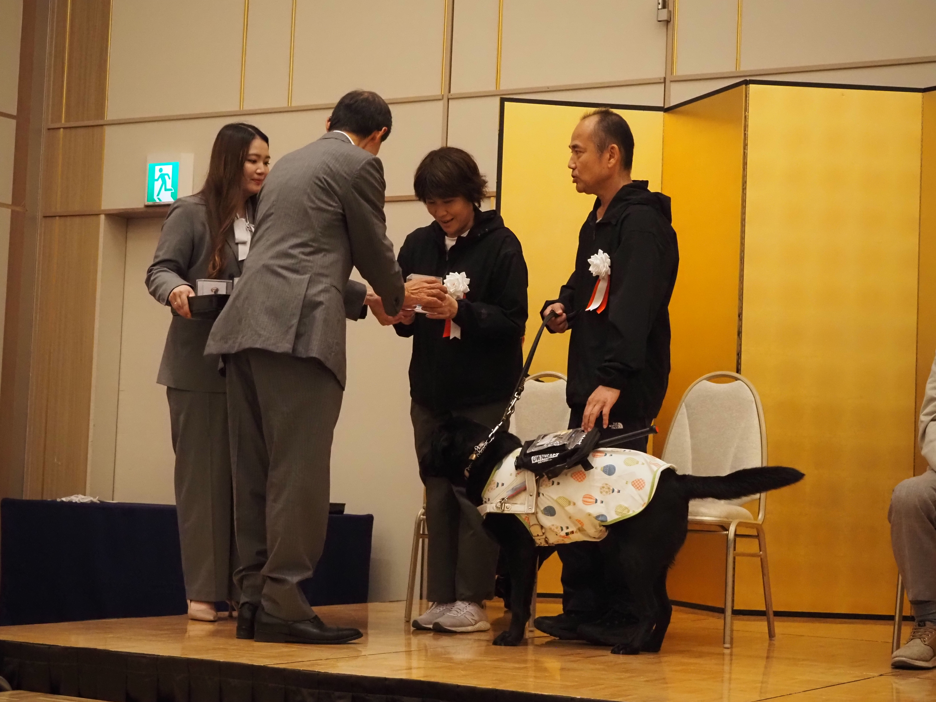  Presentation of Commemorative Gifts