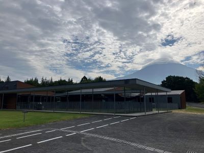 Mt. Fuji watches over the Fuji harness with a seasonal expression.