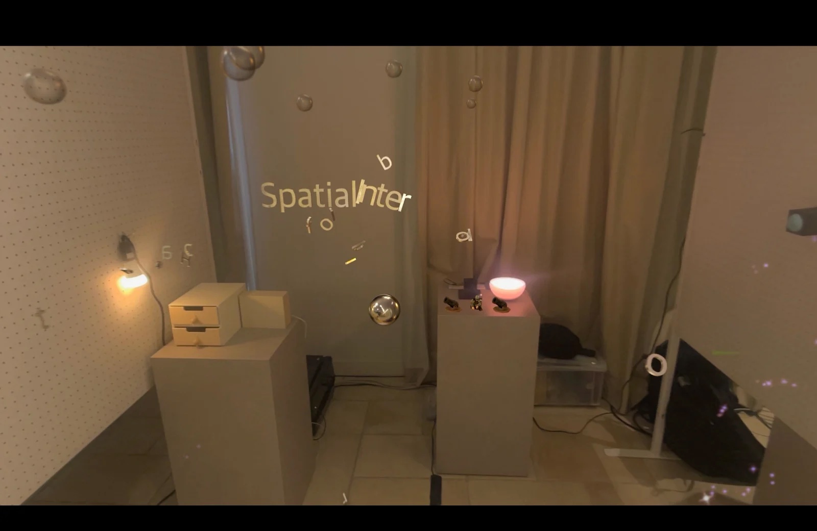 Spatial Interaction Hub for Apple Vision Proを体験中にApple Vision Pro内に表示される演出（ブース全体）の画像