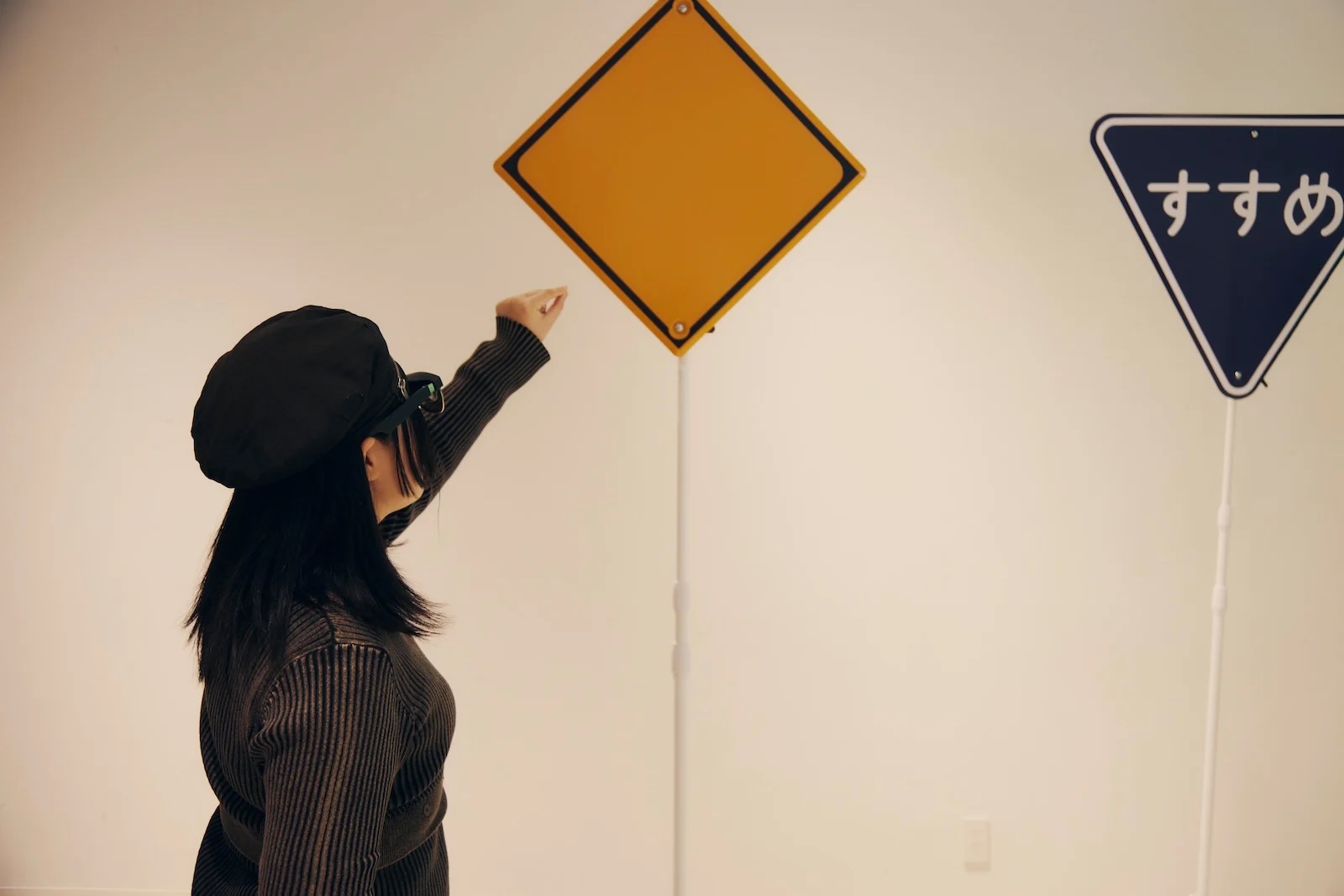 Unusual Traffic Signsを体験中の人を撮影した画像