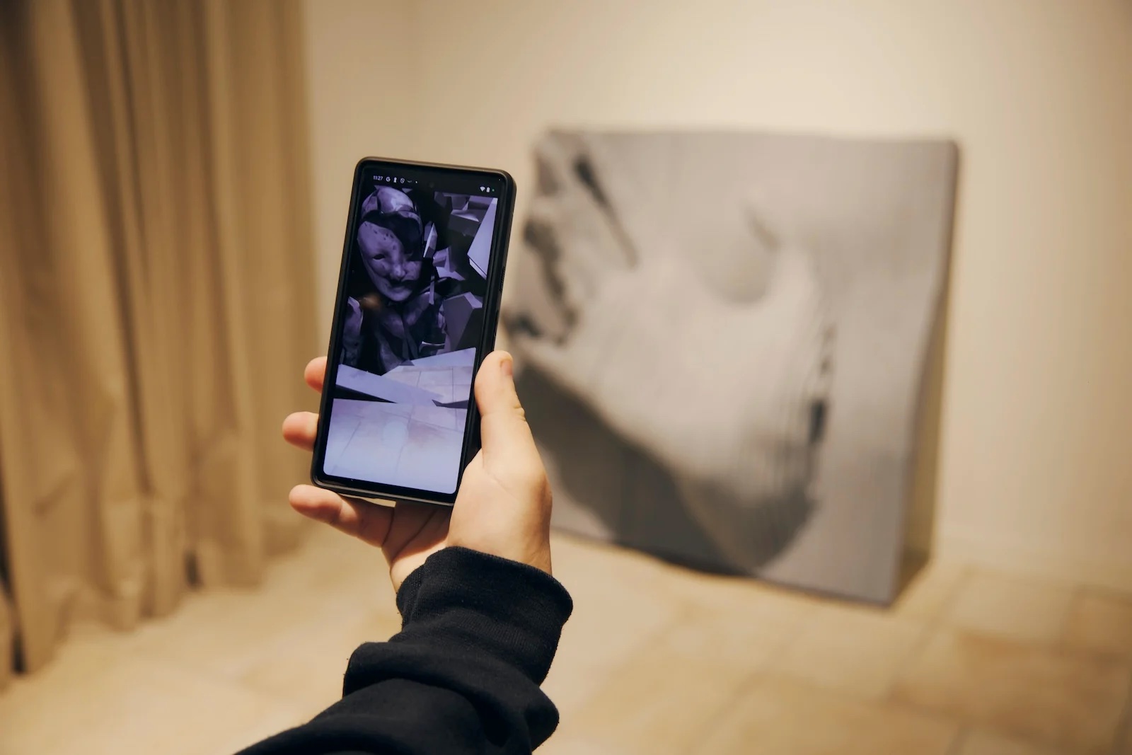 Immediate XRブース造作を体験中にスマホで撮影している様子の画像