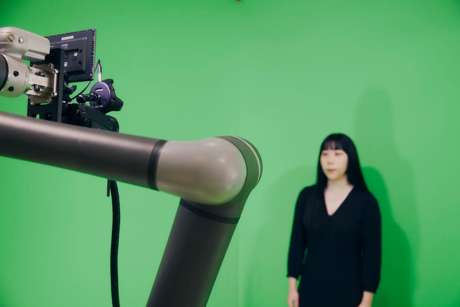 Immersive Movie Boothで使用されているロボットアームと体験者の画像