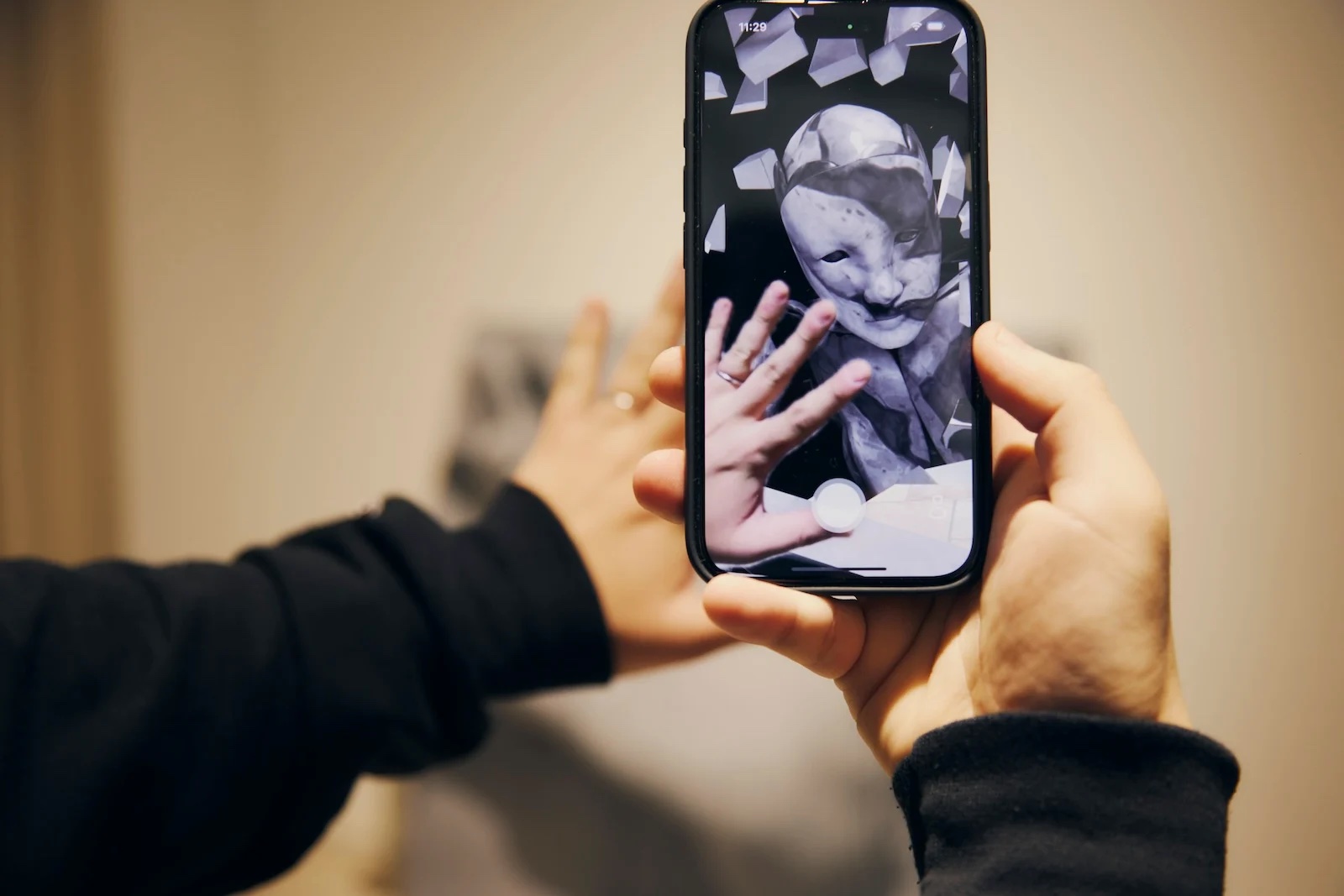 Immediate XRを体験中にスマホで手を撮影している画像