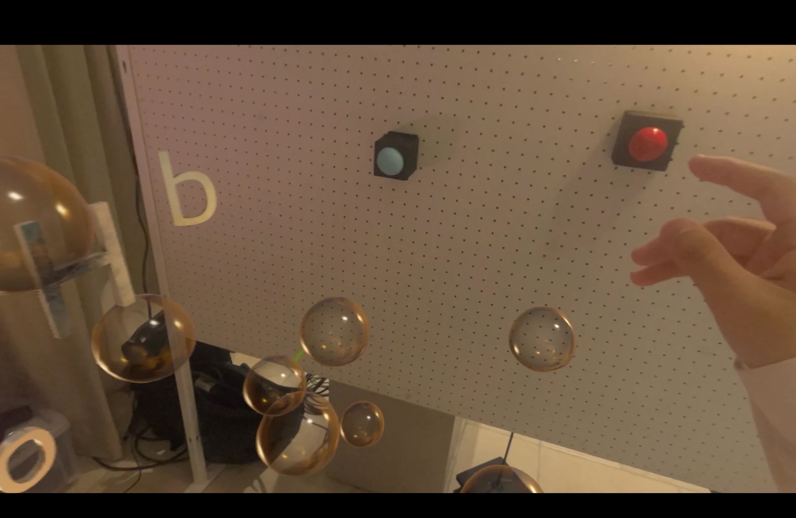 Spatial Interaction Hub for Apple Vision Proブース内に設置されたボタンを押した際にApple Vision Proに表示される演出の画像