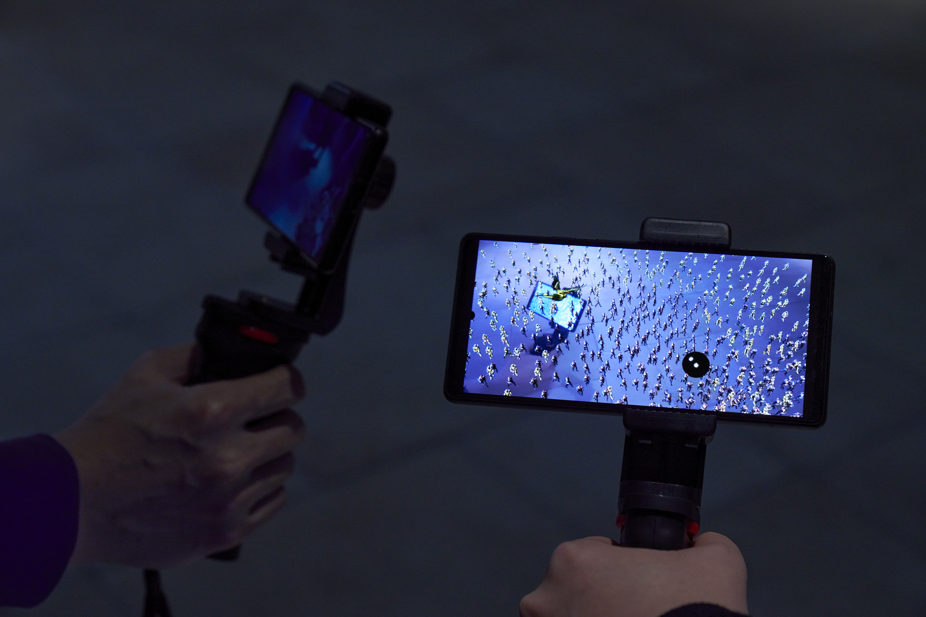 Sync High-definition ARを体験中のスマホ2台の画面を並べて撮影した画像