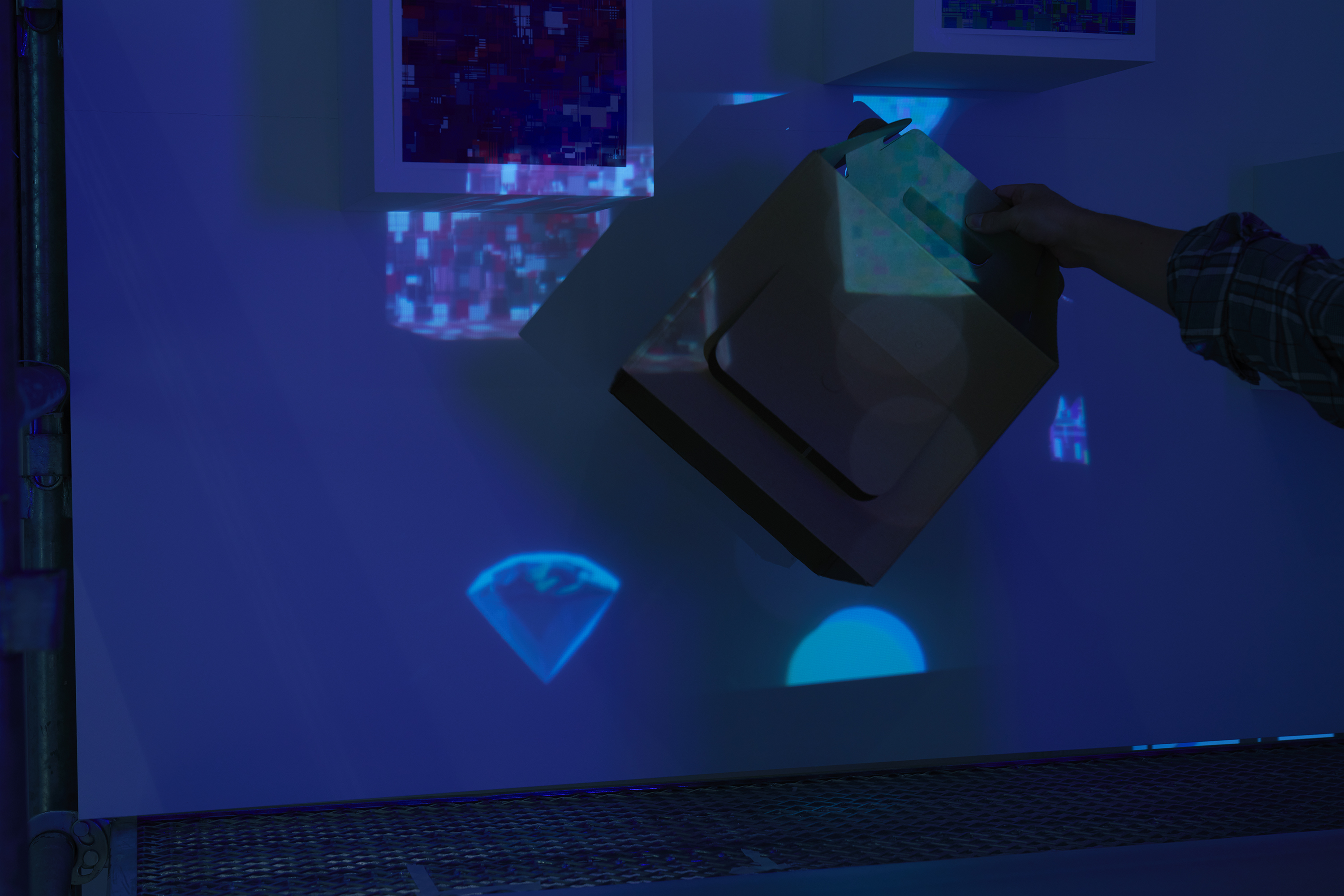 Augmented Projectorブース内の造作を操作する様子の画像