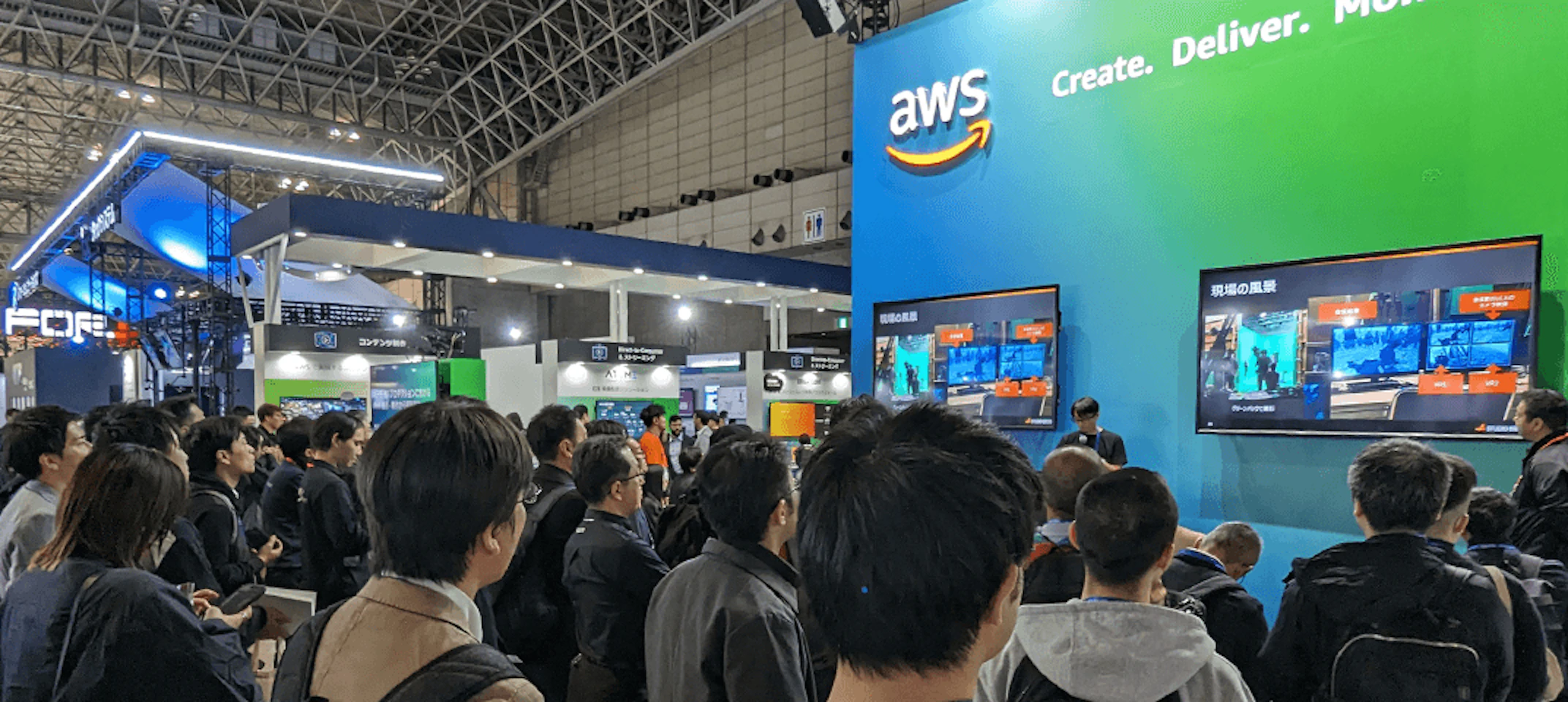 セミナー中の会場の様子。多くの人が立ち止まってセミナーブースを注視している。