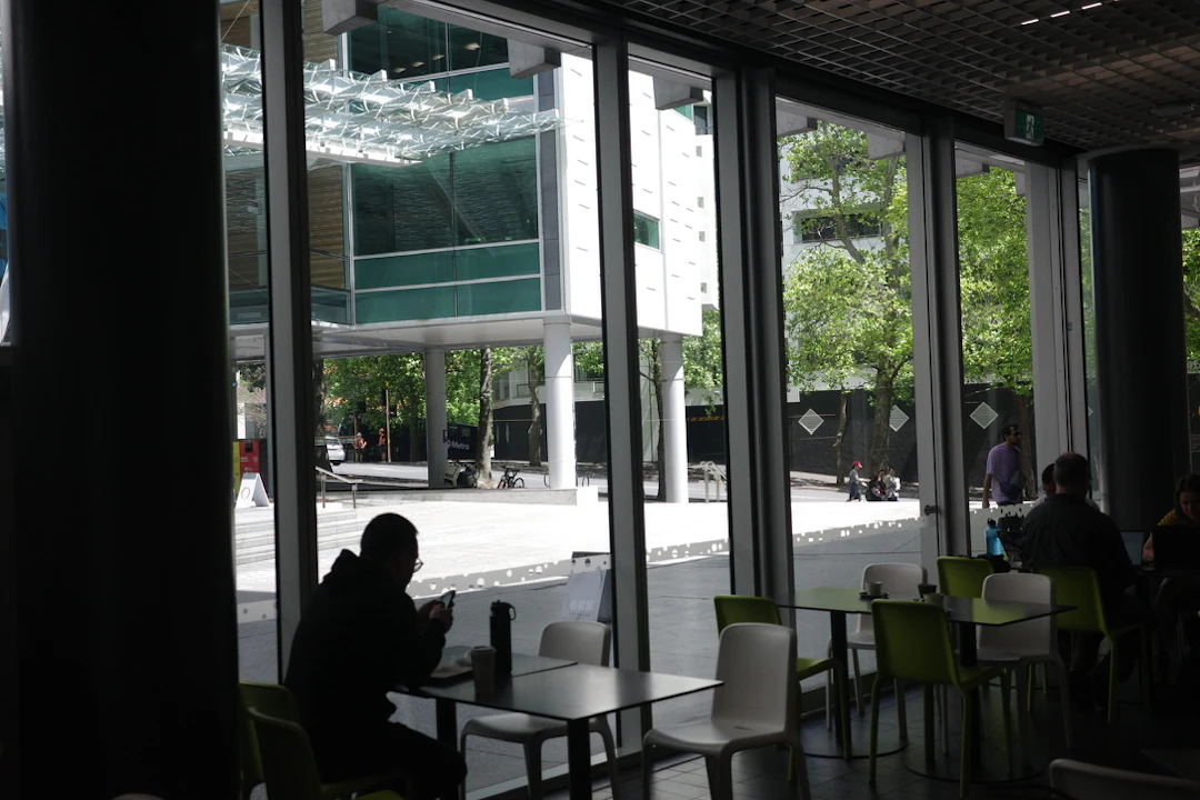 大学内のカフェから外の様子