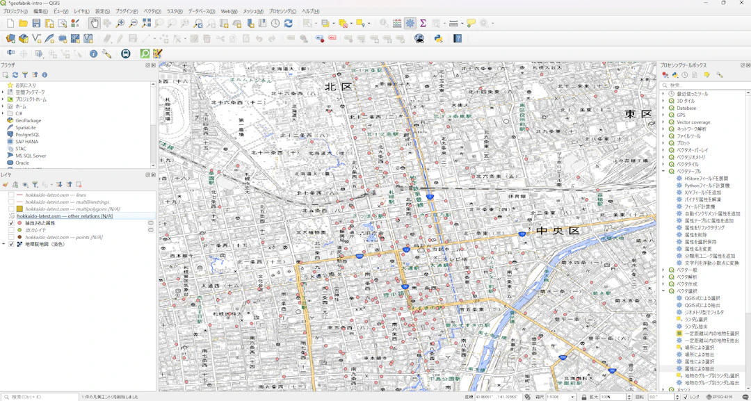 札幌駅付近のコンビニエンスストアのデータのみ抽出された(地理院タイルを背景に、OpenStreetMapデータ(©OpenStreetMap contributors)を加工して作成)