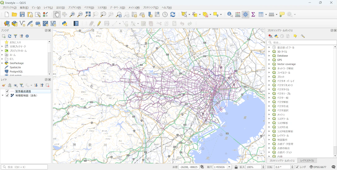 東京都の緊急輸送道路データをQGISに追加した状態（地理院タイルを背景に緊急輸送道路データ（東京都建設局）を加工して作成）