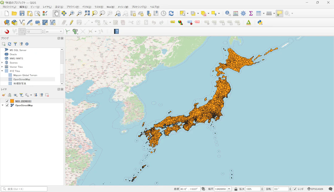 複数の座標系がプロジェクト内でどのように表示されるか示した例（OpenStreetMapを背景に「国土数値情報（行政区域データ）」（国土交通省）を加工して作成（©︎OpenStreetMap contributors））