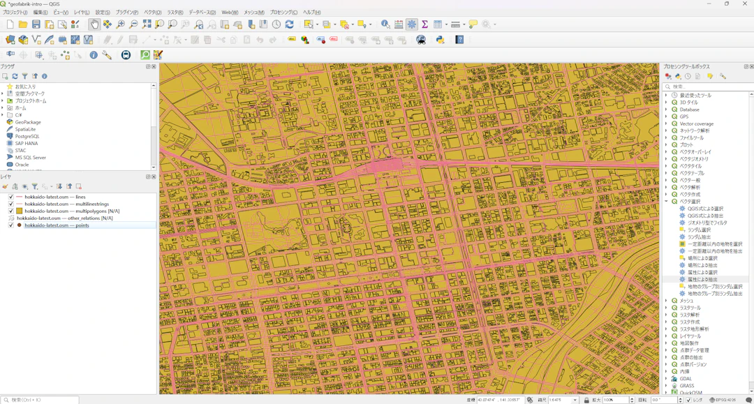 札幌駅付近のデータが読み込まれた状態のQGISウィンドウ（©OpenStreetMap contributors ）