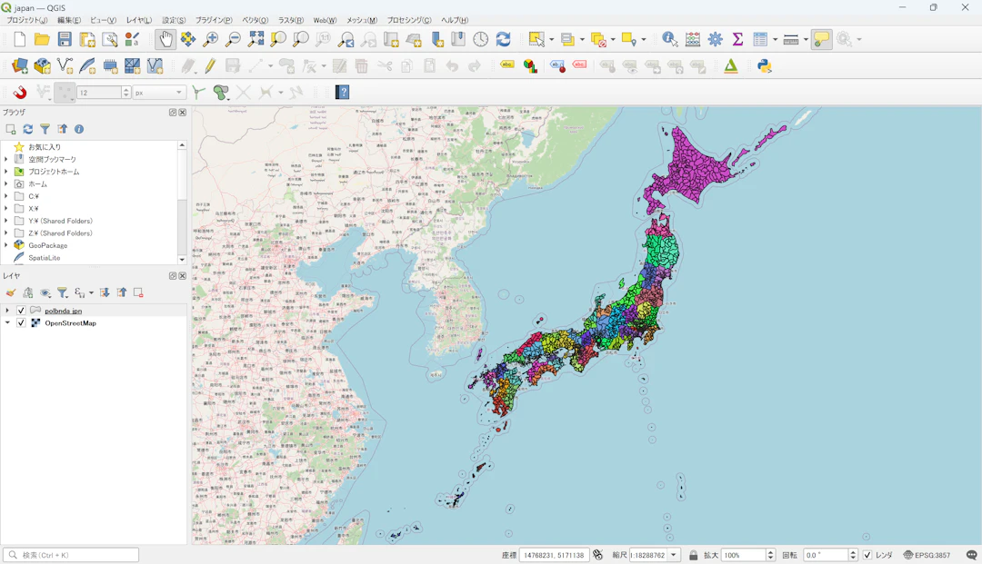 プロジェクトを保存した時の状態が再現されて表示された（OpenStreetMapを背景に、地球地図日本（国土地理院）を加工して作成（©︎OpenStreetMap contributors））