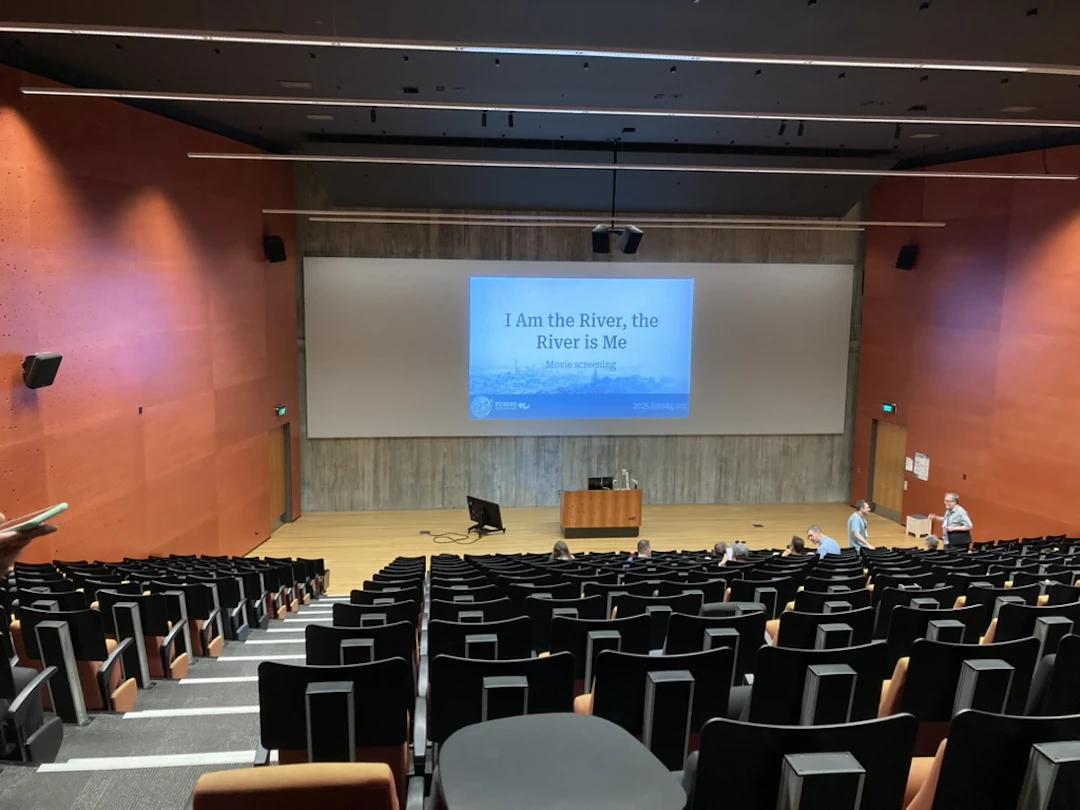 メインの発表会場(映画イベントの準備中)