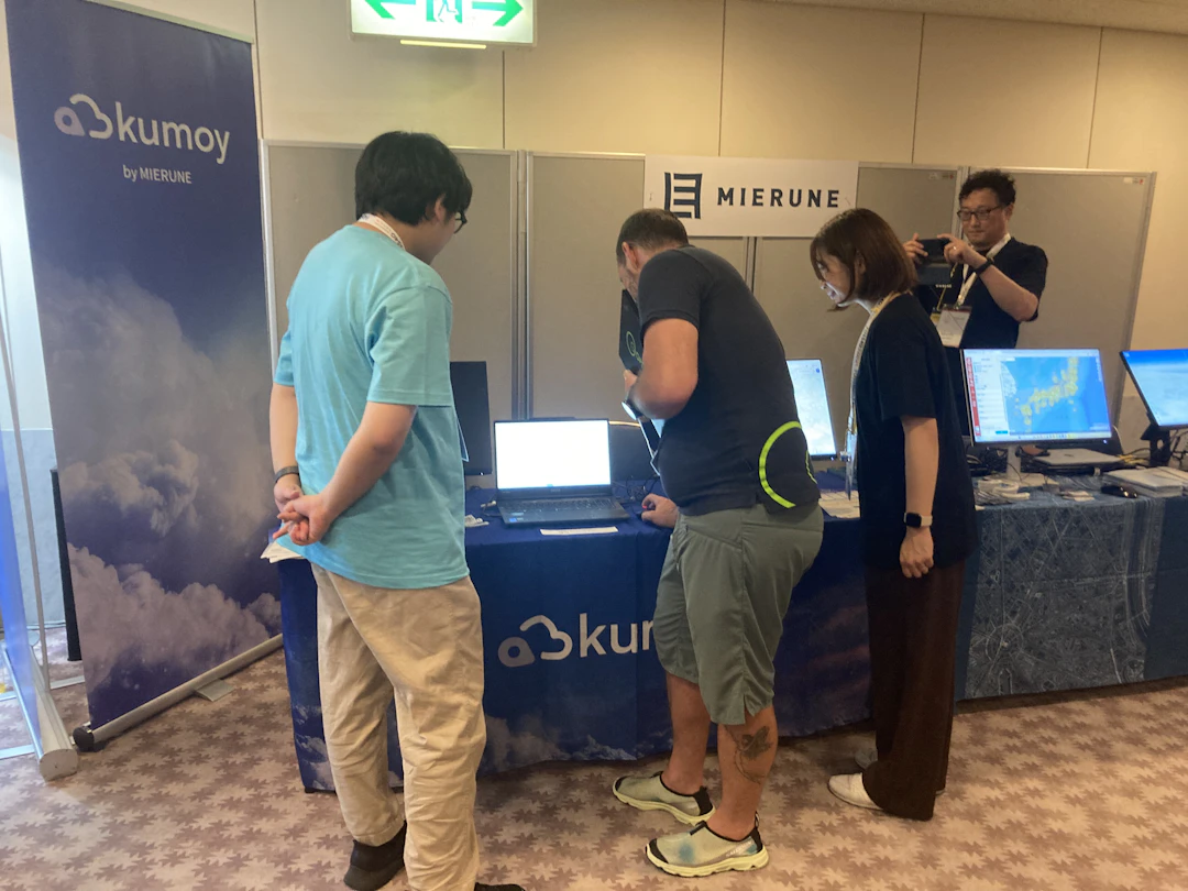 Kumoyブースを訪れたQGIS ChairのMarco Bernasocchiさん