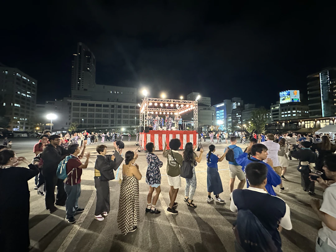 参加者が広島音頭を楽しむ様子
