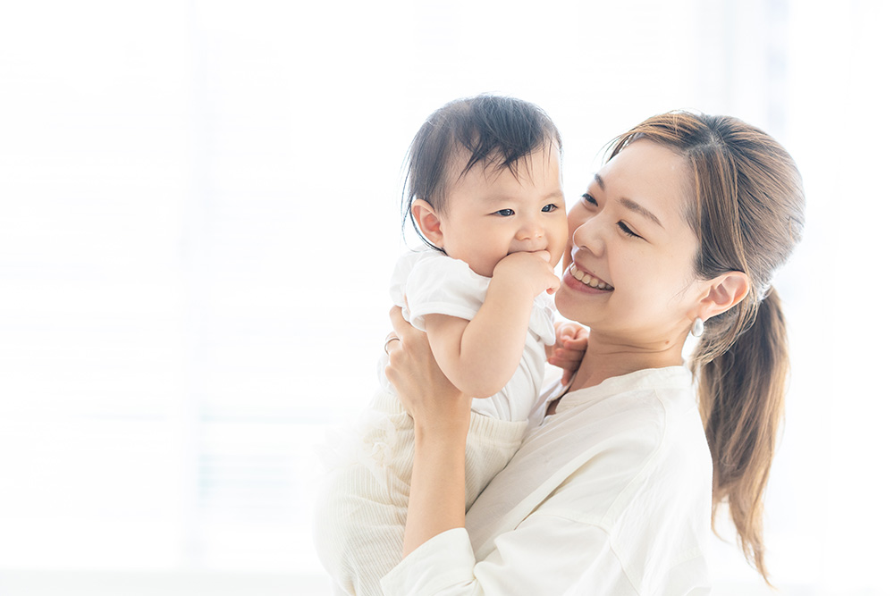 赤ちゃんの抱っこの仕方について~「縦抱き」「横抱き」の方法と注意点について解説!~ | 0歳からの幼児教室【ベビーパーク】