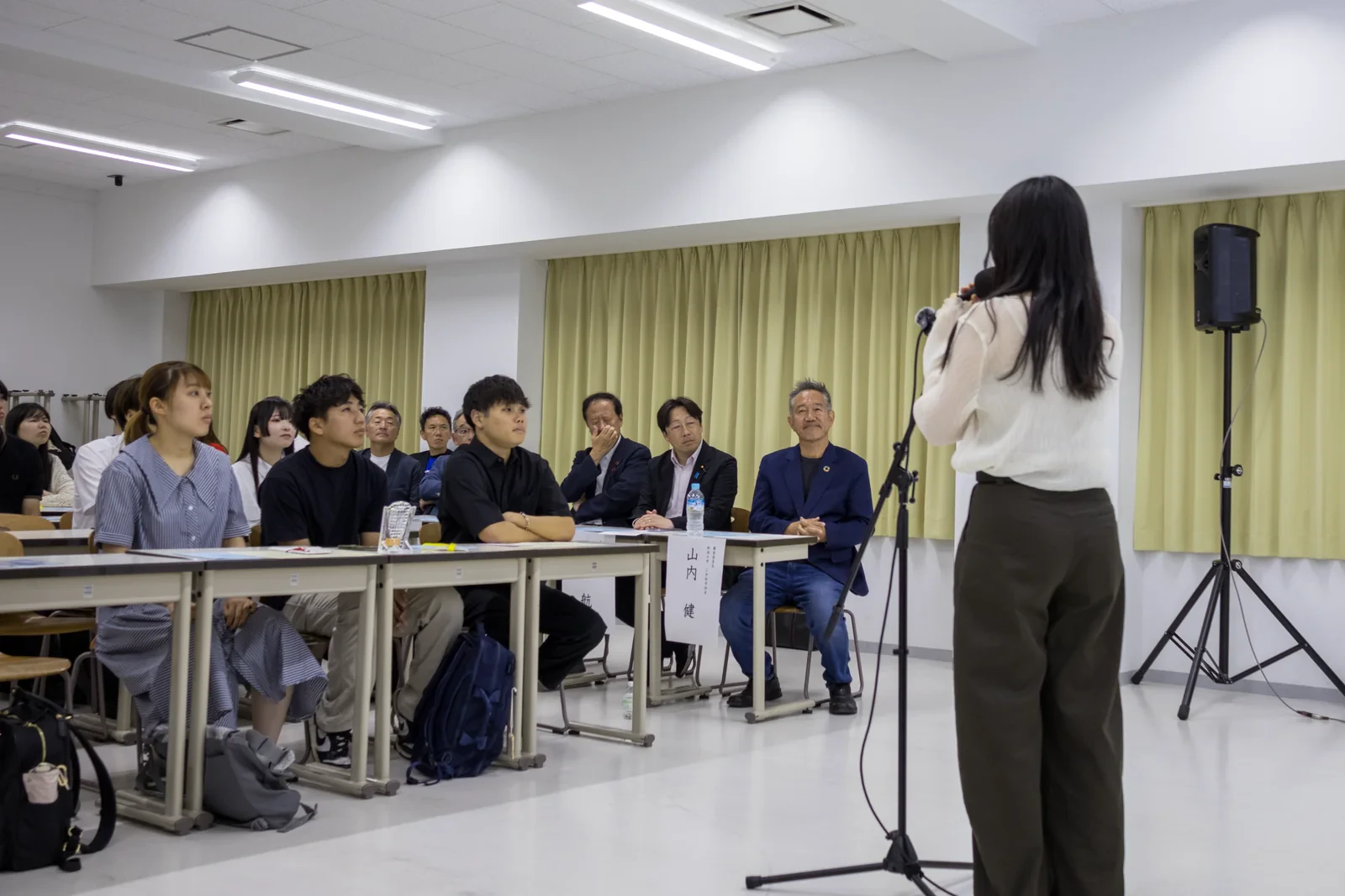 第1回未来デザインアイデアコンテストの会場で、登壇者の話を聞く参加者