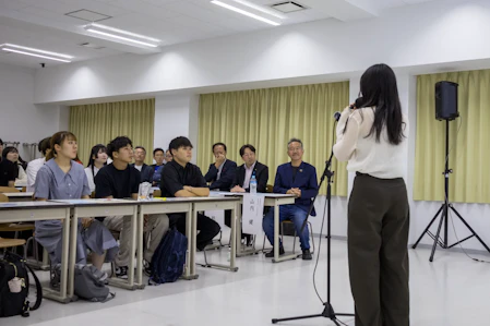第1回未来デザインアイデアコンテストの会場で、登壇者の話を聞く参加者