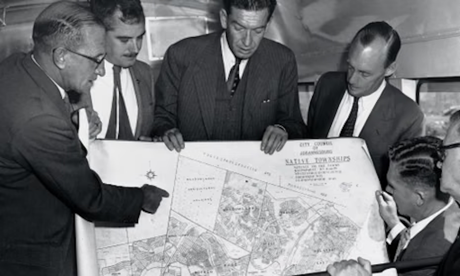 政府関係者がヨハネスブルグの「ネイティブ・タウンシップ」計画について議論を交わす様子。