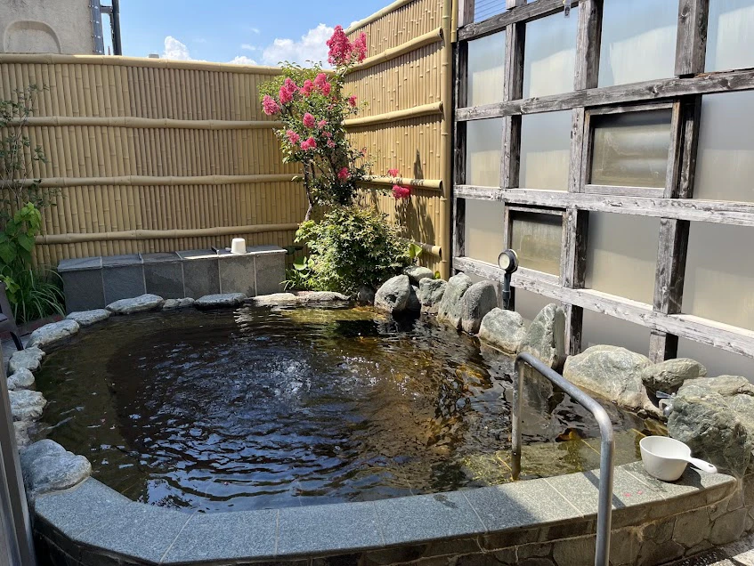 空が見える露天風呂とたぬきにほっこり。「西品川温泉 宮城湯」でチルする