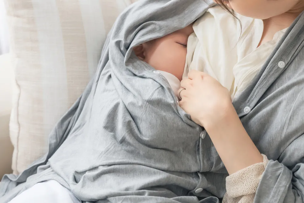 授乳中のあかちゃんと母