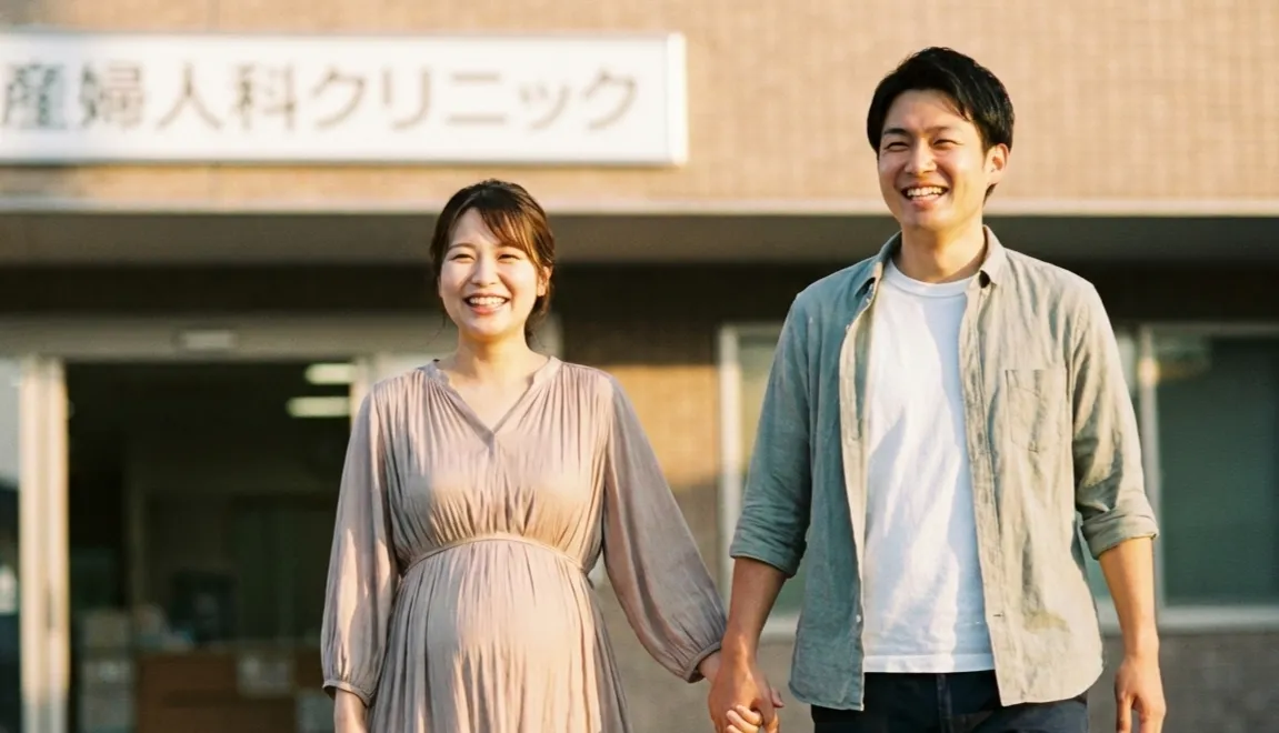 産婦人科帰りの手をつなぐ夫婦