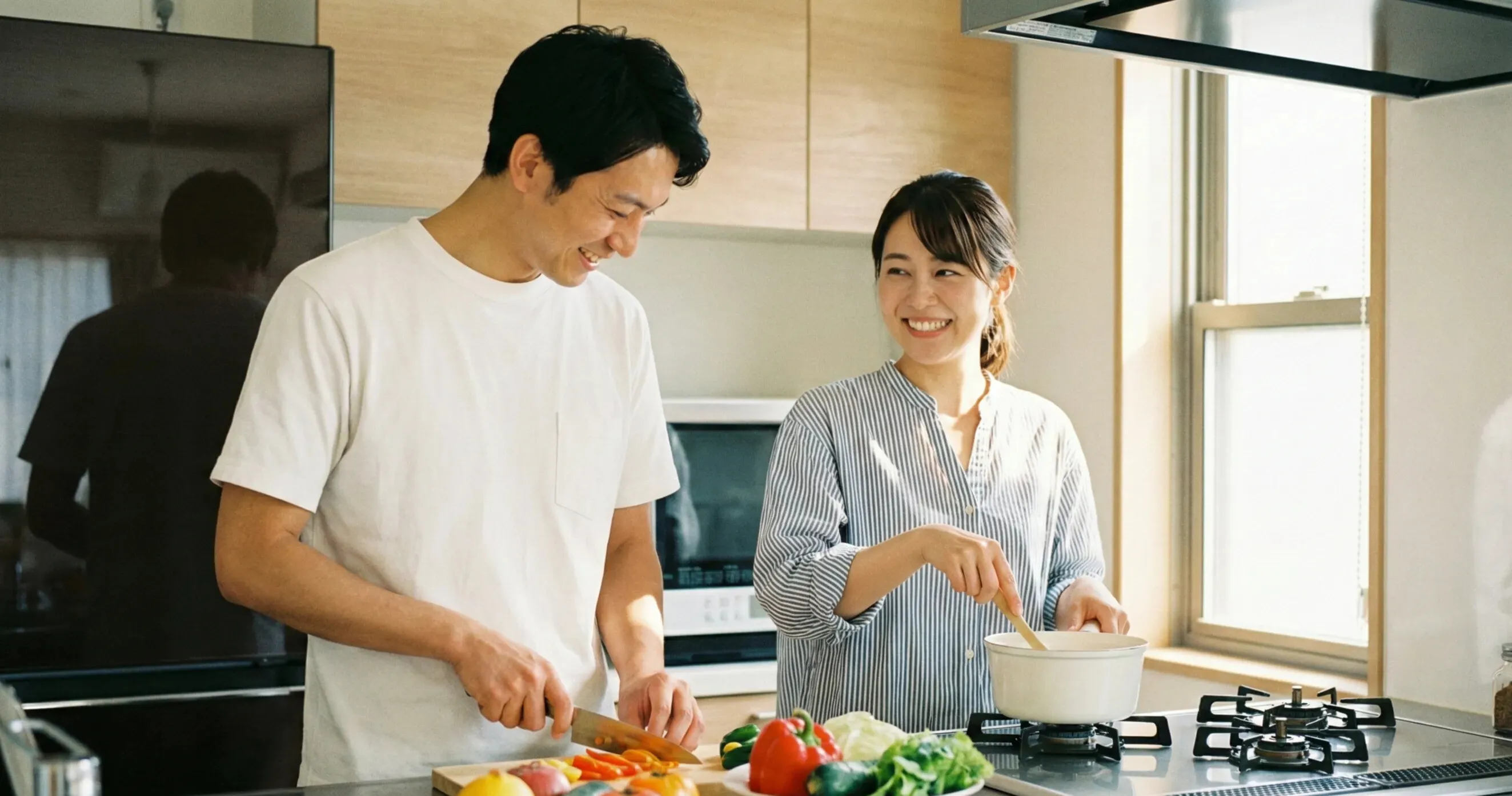 仲良く料理をする夫婦